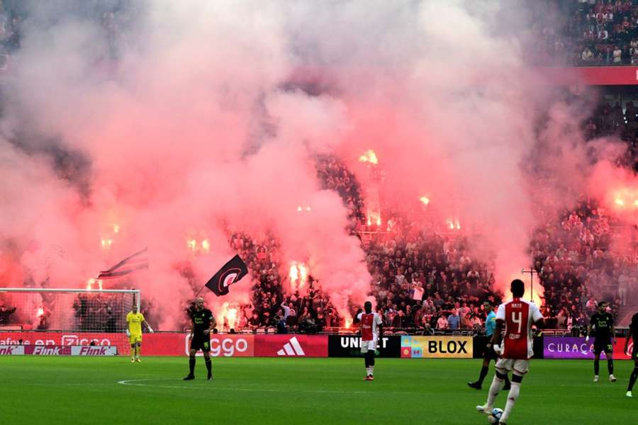 V Amsterdam Areně hořely světlice.