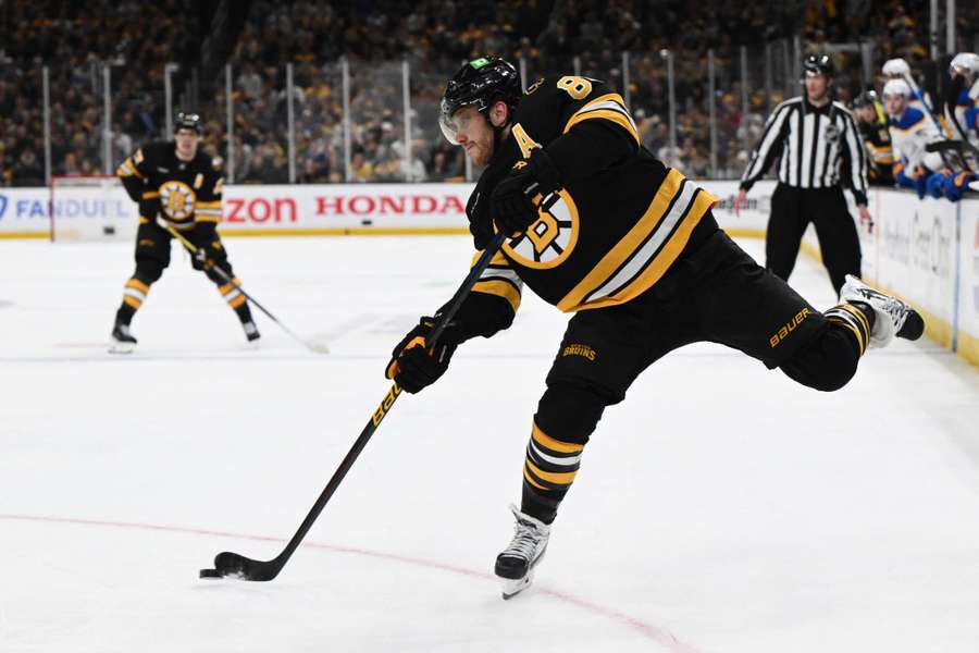 Bruins-Starspieler David Pastrnak am Puck