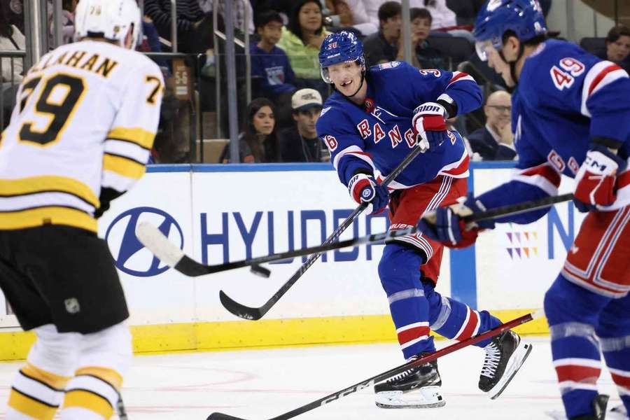 Andrej Šustr (s číslem 36) v jediném zápase za New York Rangers.