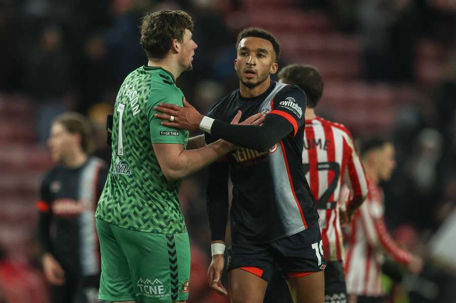 Jacob Brown (dir.), do Luton, aperta a mão de Anthony Patterson, do Sunderland