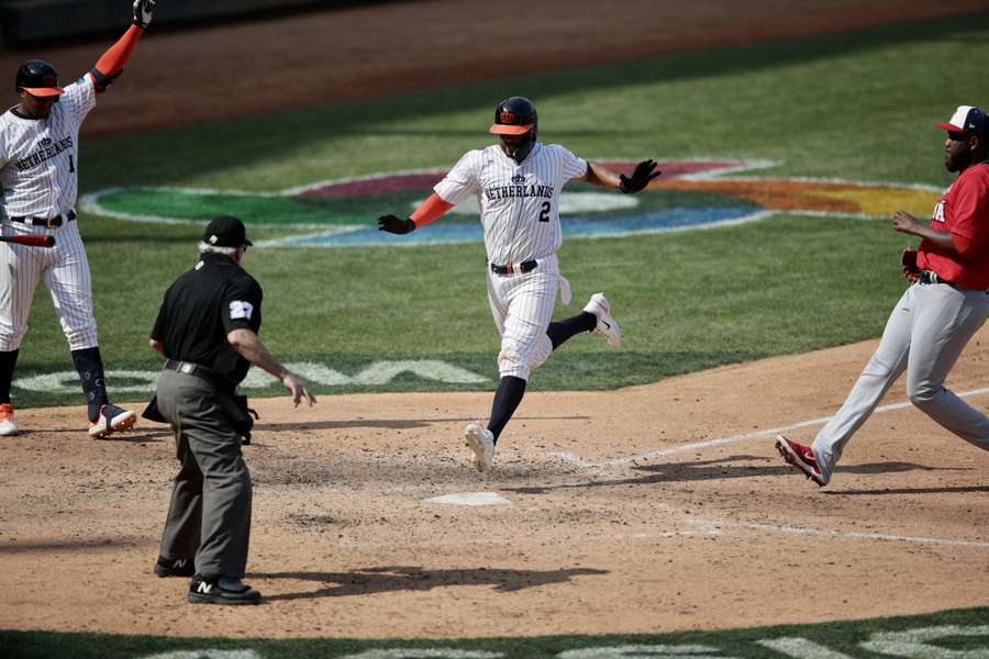 Bogaerts completeert zijn homerun tijdens de wedstrijd tegen Panama op donderdagochtend