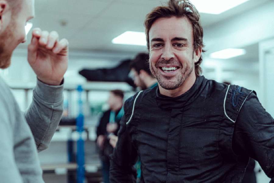 Fernando Alonso, feliz en Aston Martin