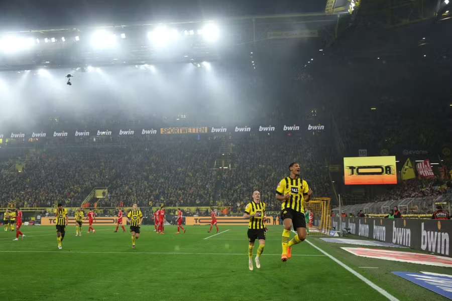 Sebastien Haller sa blysol dvomi gólmi pri vysokom víťazstve Dortmundu.