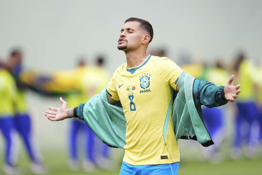 Bruno Guimarães está de férias depois da eliminação do Brasil na Copa do Mundo Bruno Guimarães está de férias depois da eliminação do Brasil na Copa do Mundo
