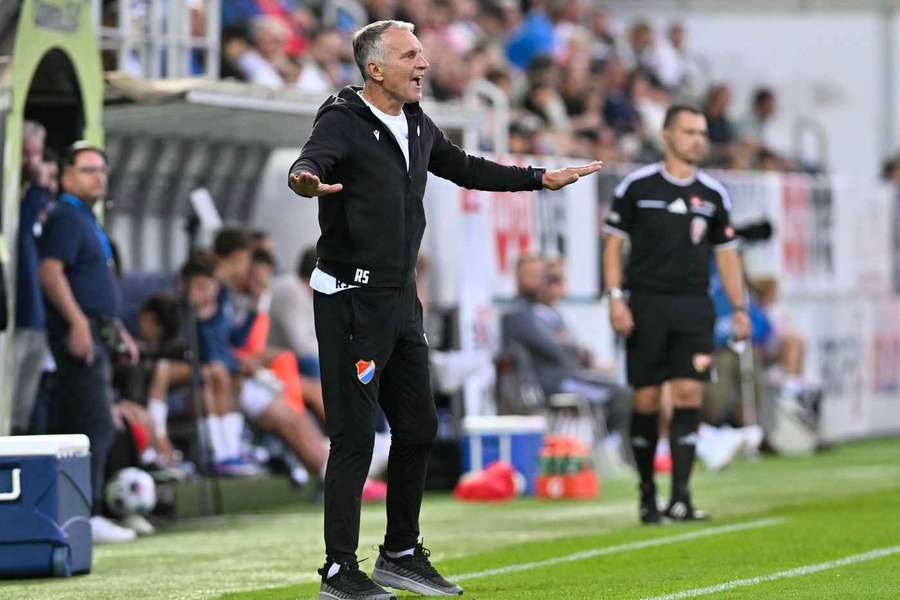 Trenér Baníku Ostrava Roman Skuhravý během utkání na Slovácku. Trenér Baníku Ostrava Roman Skuhravý během utkání na Slovácku.