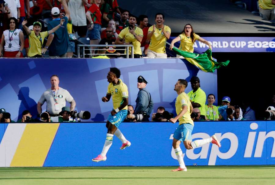 Vini celebra il suo gol Vini celebra il suo gol
