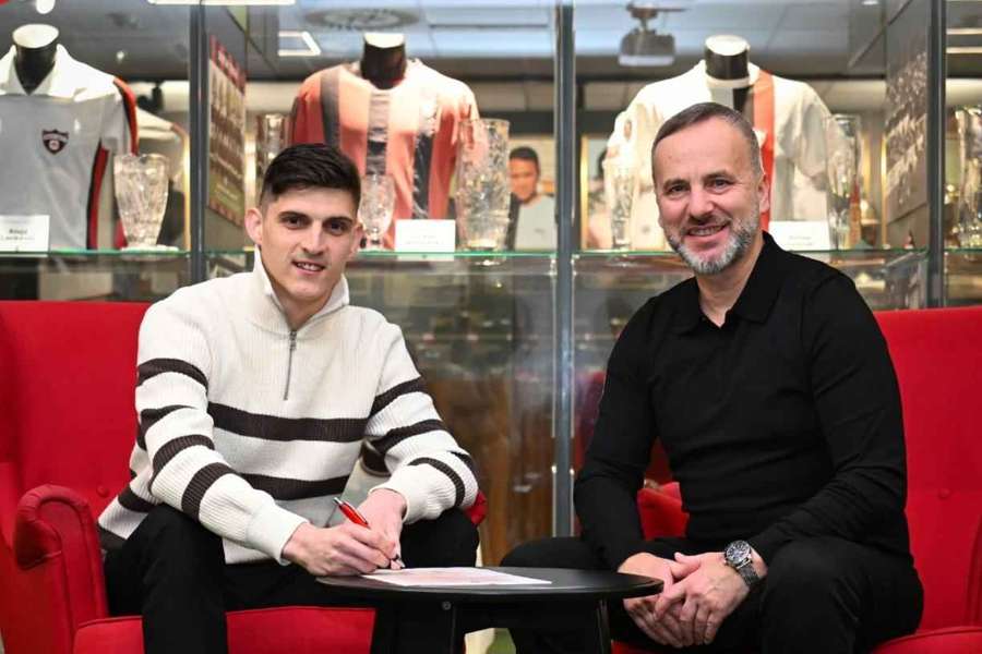 Laušič pri podpise zmluvy so Spartakom.