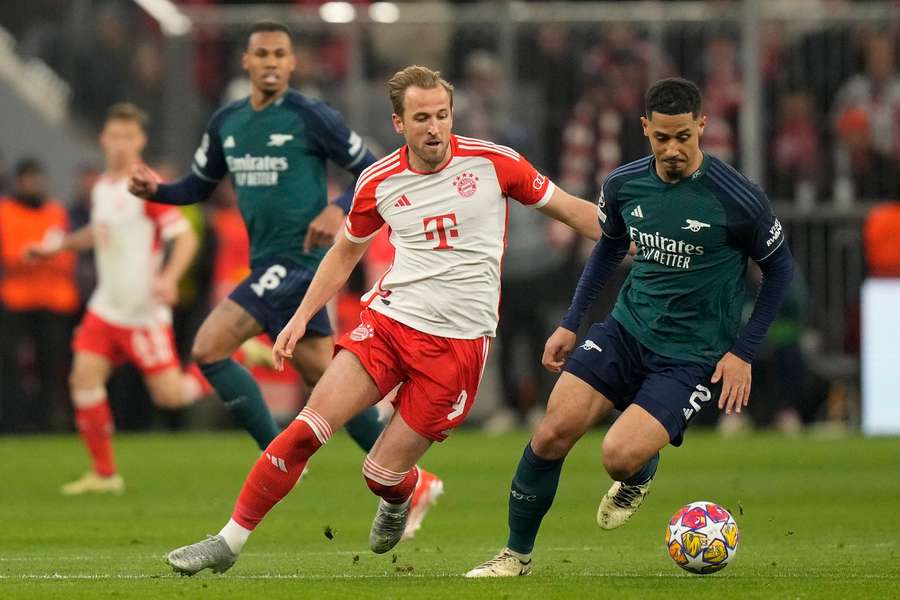 Kane en Saliba in duel om de bal bij Bayern-Arsenal