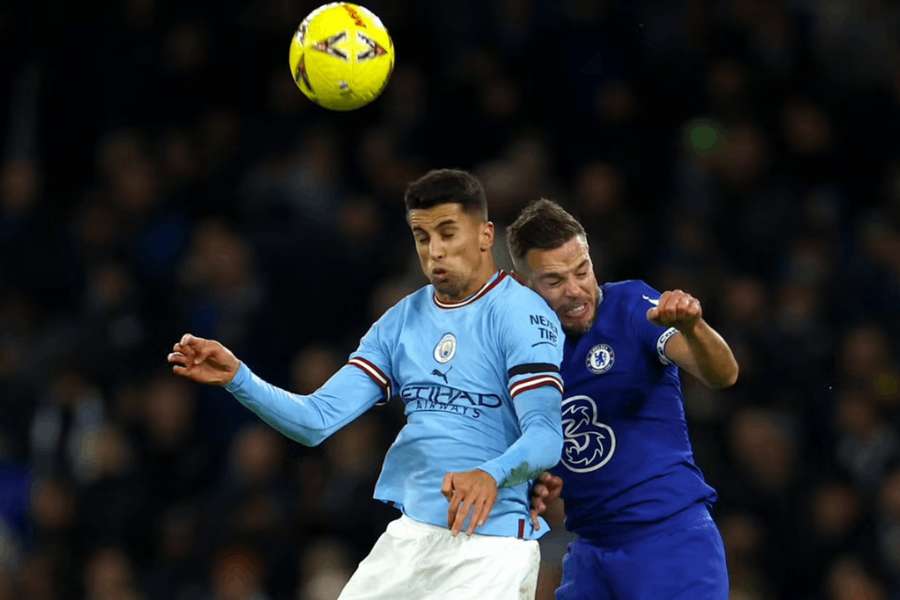 Joao Cancelo (vľavo) v akcii za Manchester City. Proti nemu César Azpilicueta, kapitán Chelsea.