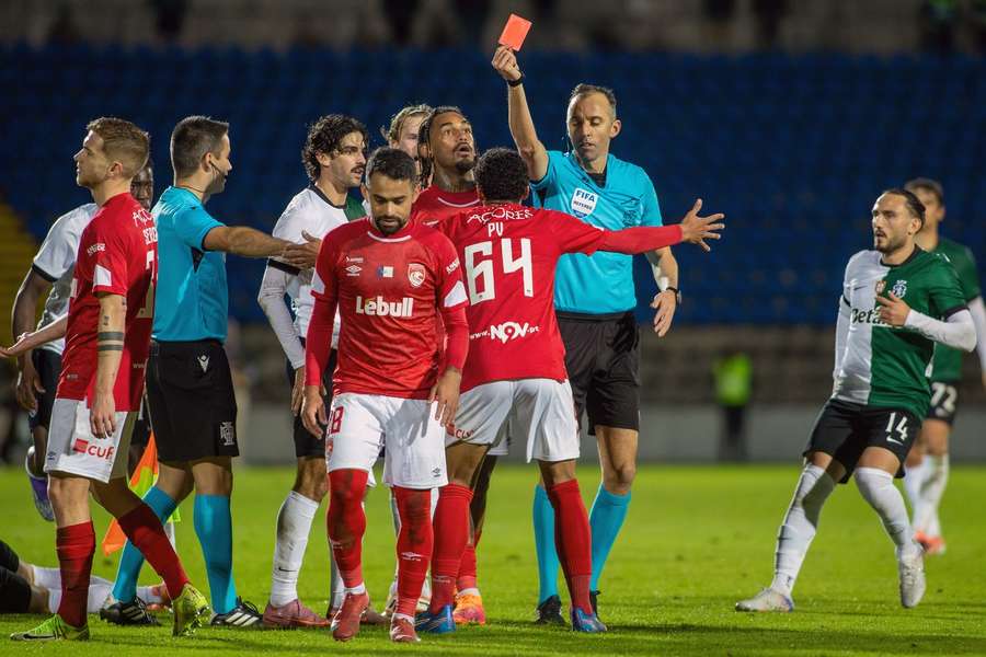 PV foi um dos três jogadores do Santa Clara expulsos por João Pinheiro