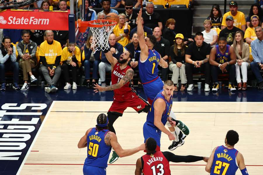 Keine einfachen Punkte: Miamis Caleb Martin wird von Denvers Michael Porter Jr. beim Abschluss gehindert.