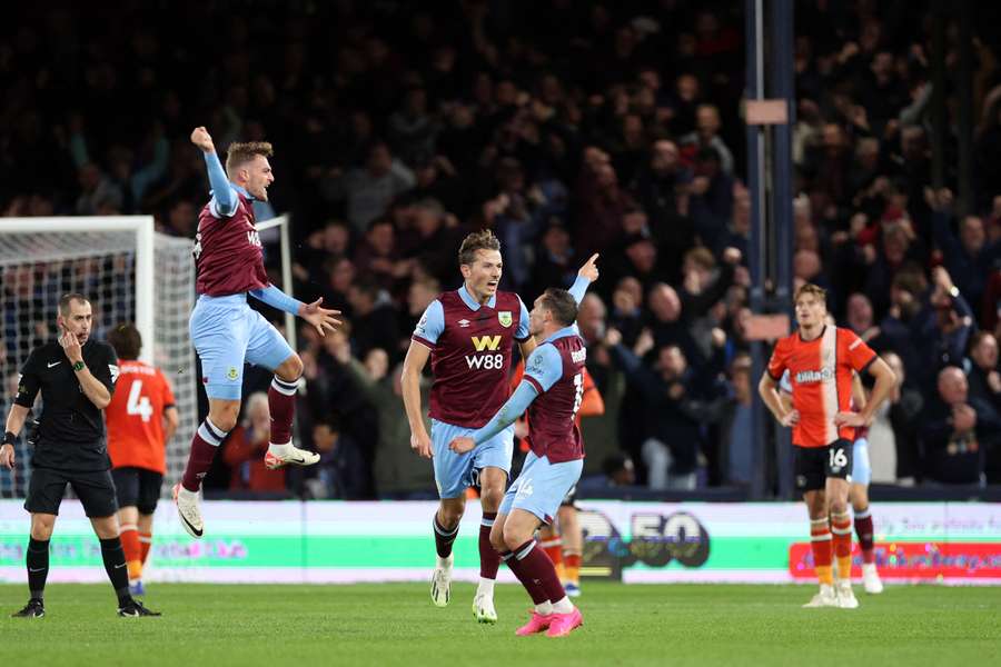 Burnley rozhodlo o vítězství nad Lutonem 2:1 gólem v 85. minutě.