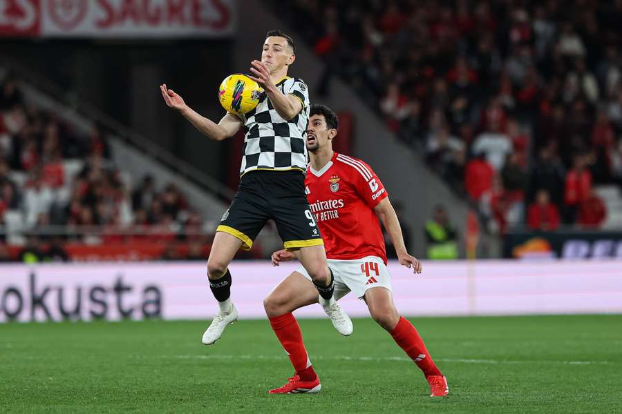 Boženík v drese Boavisty v dueli proti Benfice. Boženík v drese Boavisty v dueli proti Benfice.