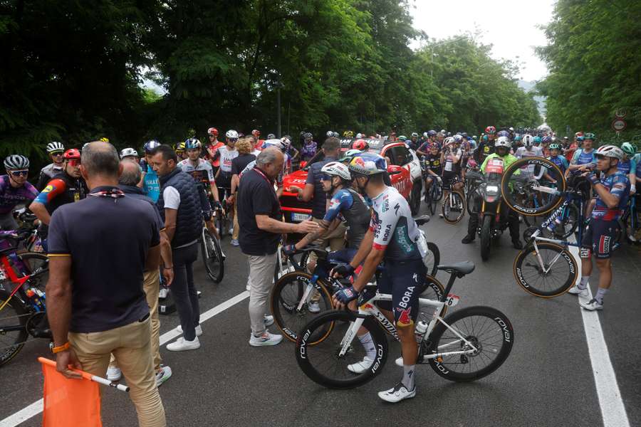 Ogromne problemy w Giro d'Italia. W wyniku kraksy zneutralizowano etap