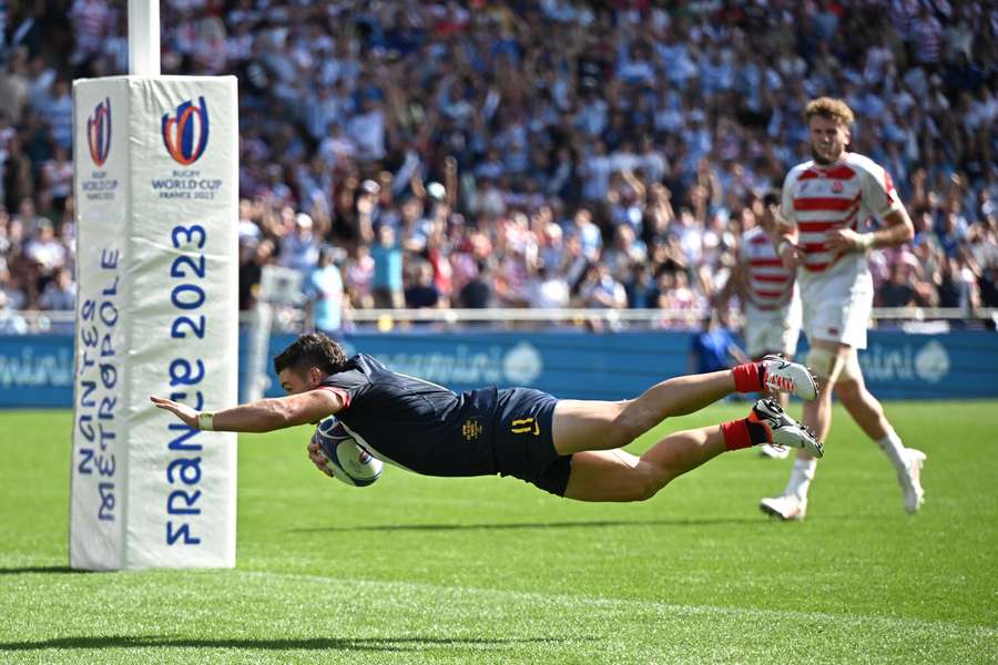 Argentina's left wing Mateo Carreras dives to score a try 