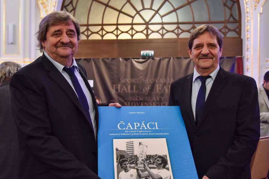 Legendárne slovenské futbalové dvojičky Jozef a Ján Čapkovičovci. Legendárne slovenské futbalové dvojičky Jozef a Ján Čapkovičovci.