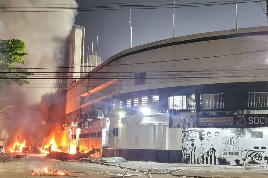 Santos-fans raakten slaags met politie en stichtten brand