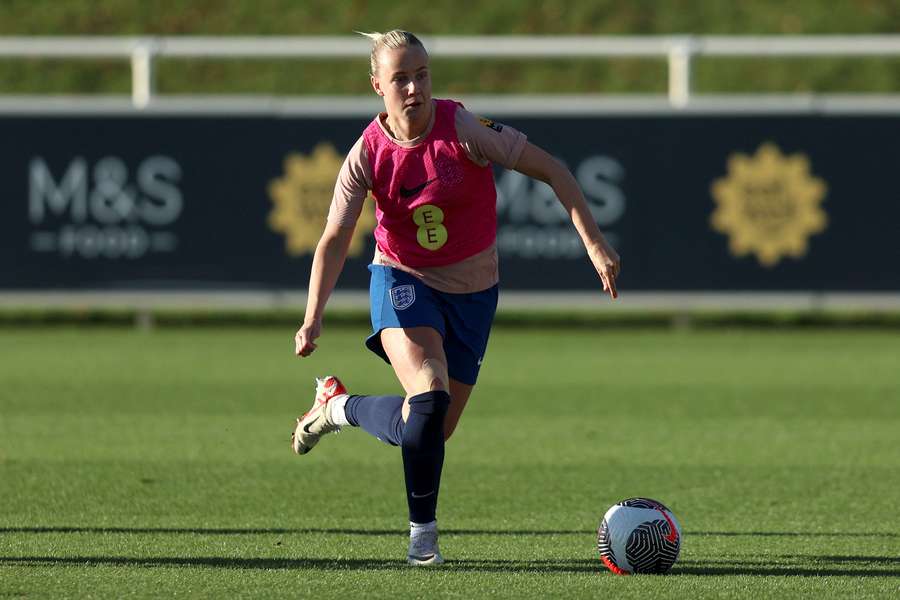 Beth Mead, da Inglaterra, corre com a bola durante um treino no St. Georges Park