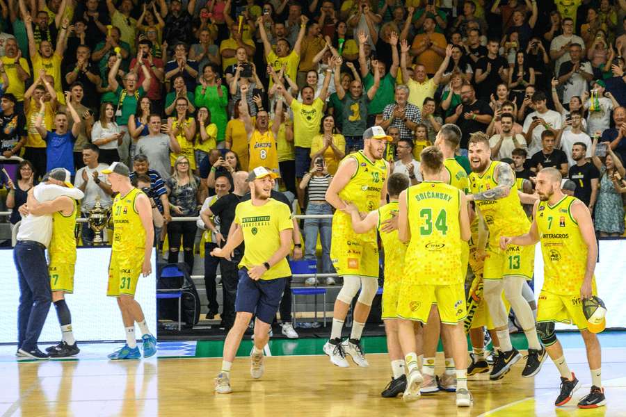 Radosť Levíc po obhajobe slovenského titulu Niké Slovenskej basketbalovej lige.