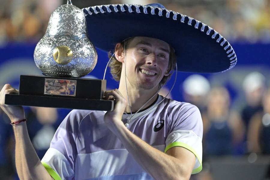 De Minaur com o troféu do seu primeiro ATP 500 da carreira