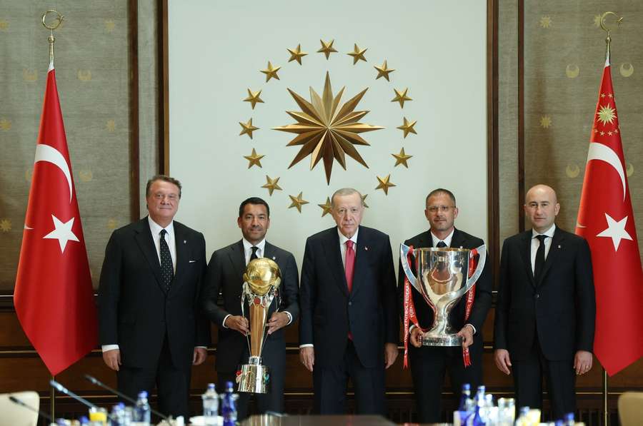 V.l.n.r.: Hasan Arat (clubpresident), Giovanni van Bronckhorst, Recep Tayyip Erdogan, Serdar Topraktepe (assistent) en Hüseyin Yüicel (vicepresident)