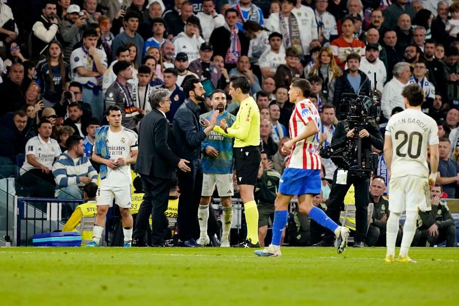 Arbeloa v diskuzi s hlavním rozhodčím. Arbeloa v diskuzi s hlavním rozhodčím.