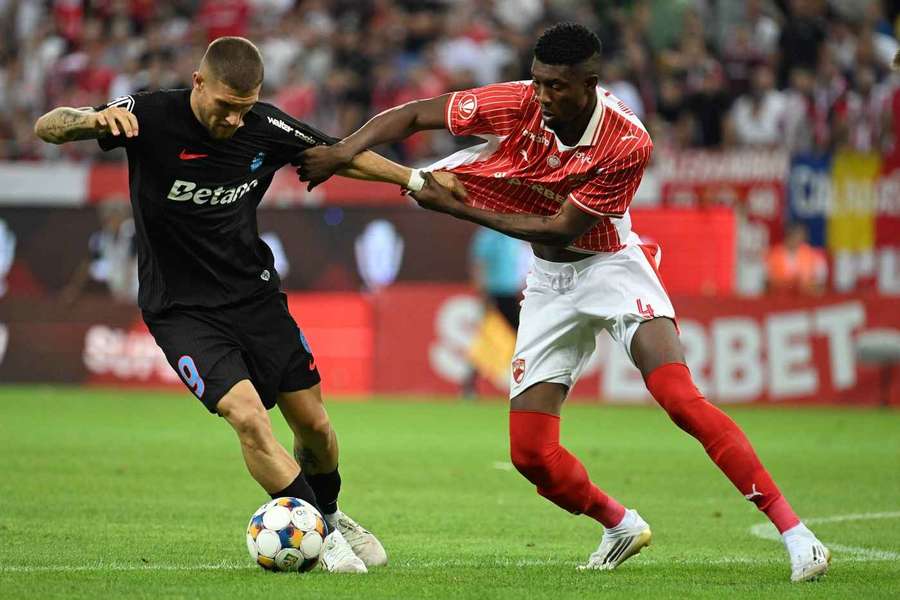 Kennedy Boateng în duel cu Daniel Bîrligea Kennedy Boateng în duel cu Daniel Bîrligea