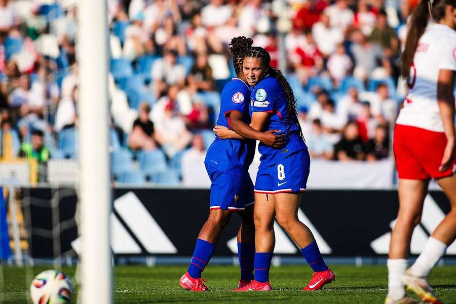 Maeline Mendy et Liana Joseph sous le maillot bleu.