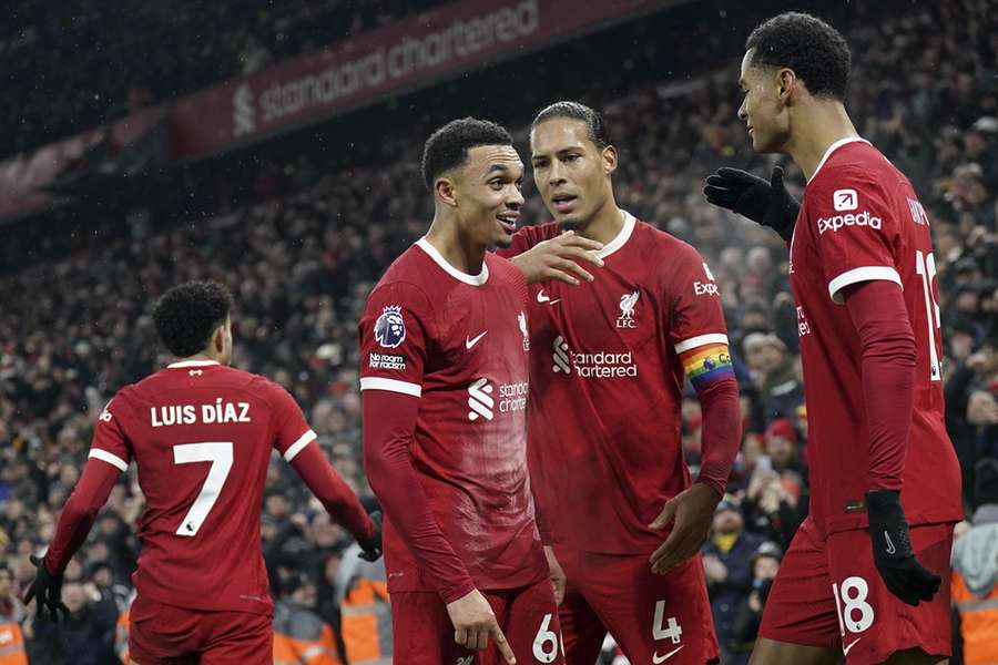 Trent Alexander-Arnold viert zijn goal met Virgil van Dijk en Cody Gakpo