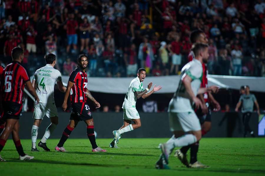 Vitória foi castigado com recuo excessivo na etapa final Vitória foi castigado com recuo excessivo na etapa final