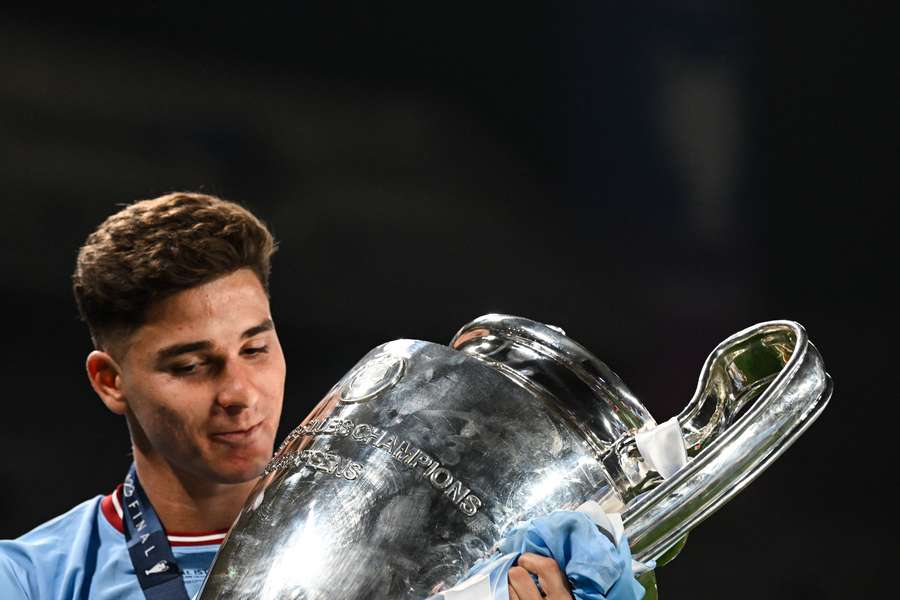Julian Alvarez cu trofeul câștigat în iunie 2023 Julian Alvarez cu trofeul câștigat în iunie 2023