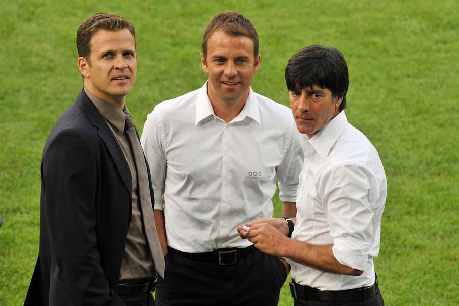 Bierhoff, Hansi Flick, na altura adjunto, e Joachim Low, no Euro-2008