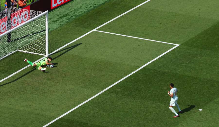 Bono saves Mbappe's penalty Bono saves Mbappe's penalty