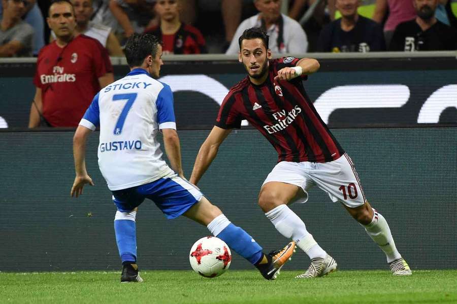 Gustavo Vagenin, în duel cu Hakan Calhanoglu, în meciul AC Milan – CS U Craiova din Europa League (3 august 2017) Gustavo Vagenin, în duel cu Hakan Calhanoglu, în meciul AC Milan – CS U Craiova din Europa League (3 august 2017)