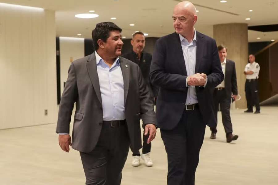 Ednaldo Rodrigues ao lado de Gianni Infantino, presidente da FIFA