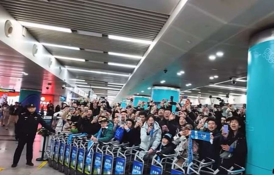 Fanii chinezi îl așteaptă pe Nicolae Stanciu