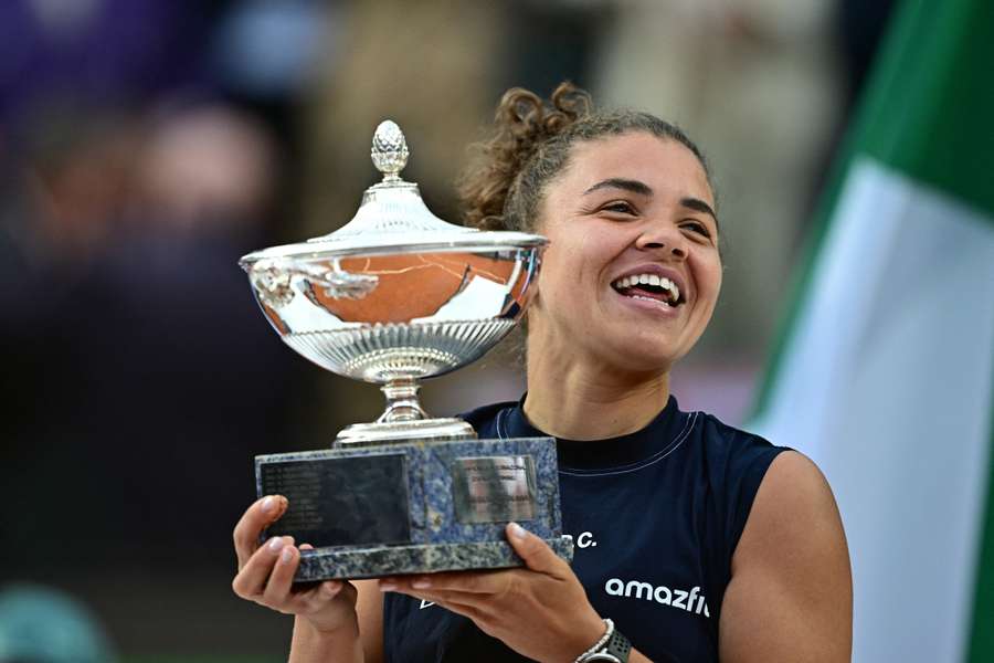 Jasmine Paolini com o troféu