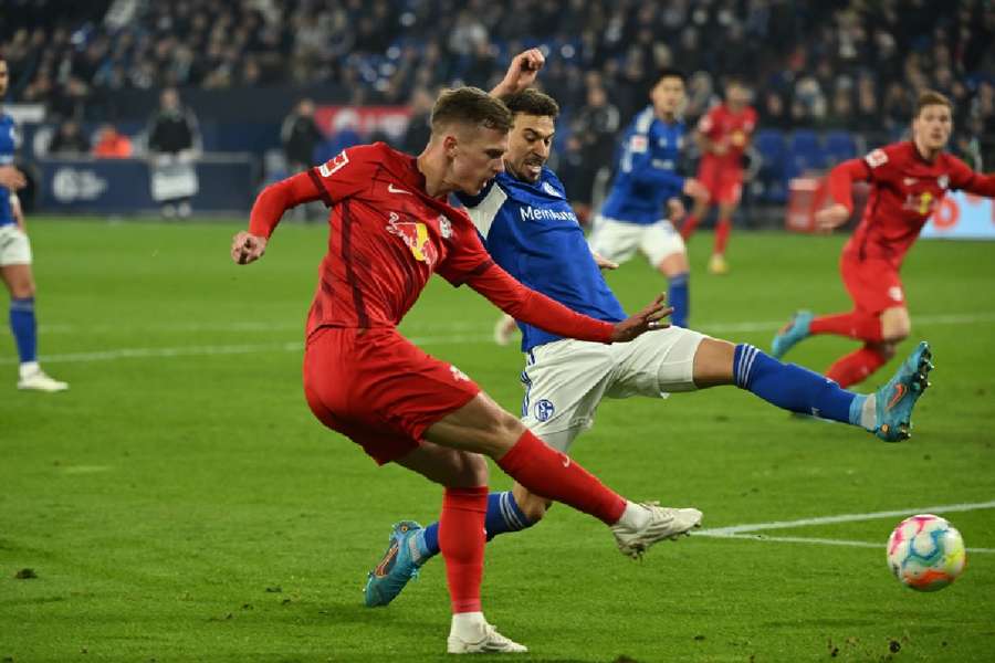 Dani Olmo golpea el balón en un partido ante el Schalke 04