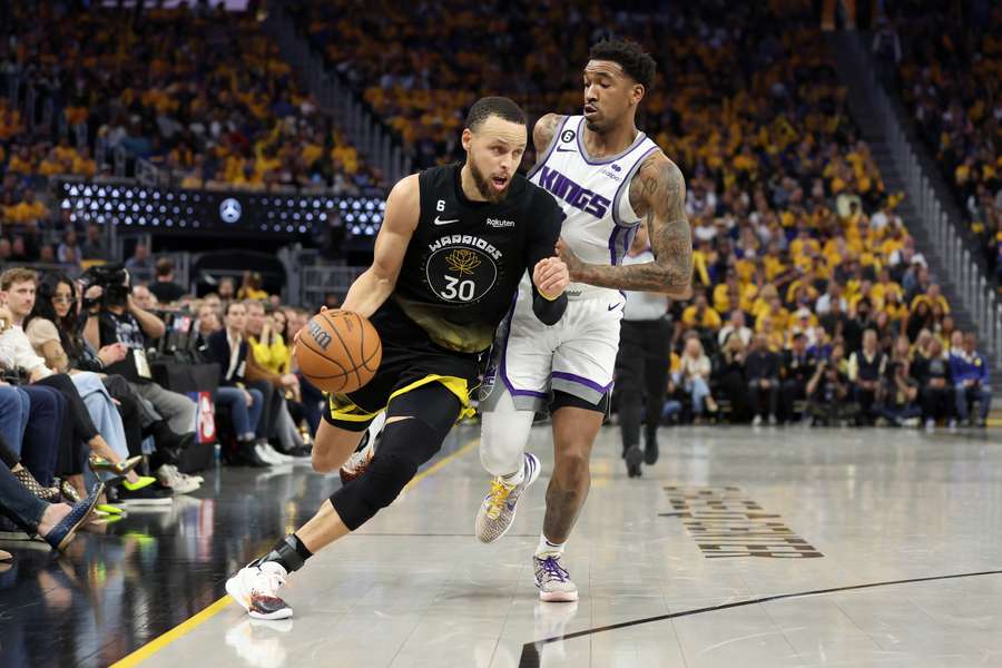 Curry (li.) im Dribbling gegen Malik Monk