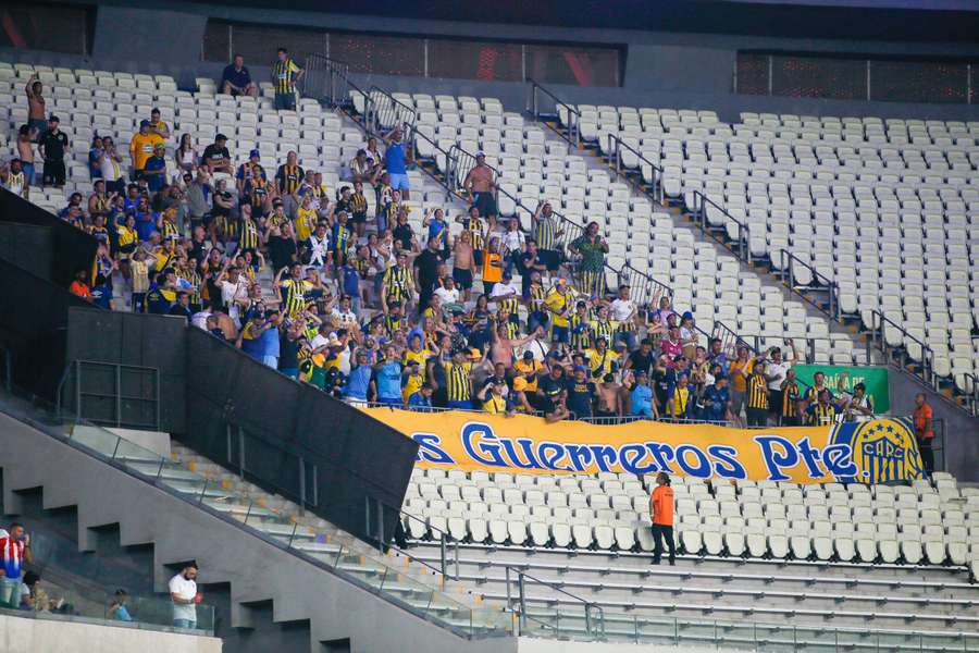 La afición de Rosario Central en un partido ante Fortaleza.