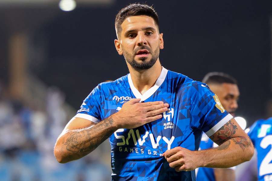 Mitrovic foi um dos nomes do jogo com gol e assistência