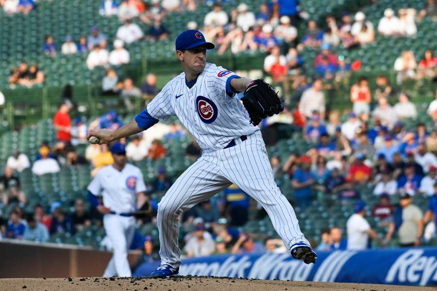 Chicago's Kyle Hendricks met een pitch tijdens de eerste inning.