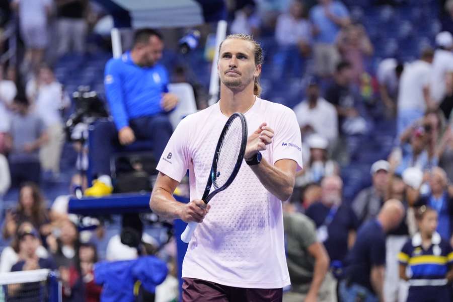 Zverev rozpoczął ostatni wielkoszlemowy turniej sezonu od zwycięstwa. Zverev rozpoczął ostatni wielkoszlemowy turniej sezonu od zwycięstwa.