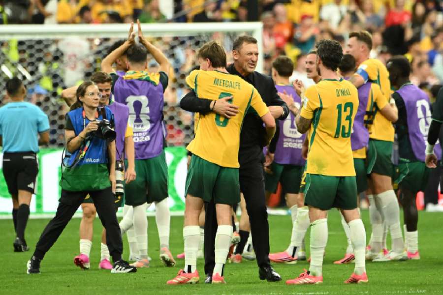 Tony Popovic celebrates with players Tony Popovic celebrates with players