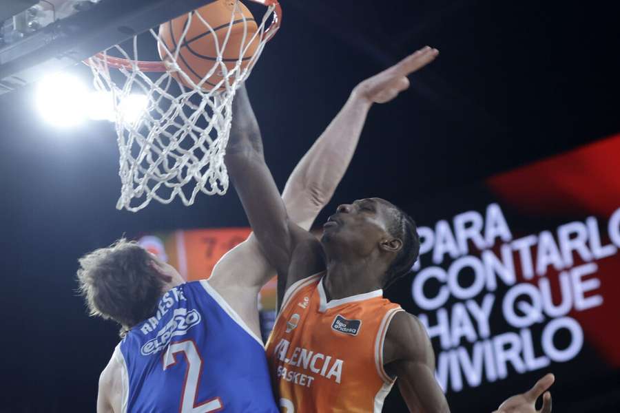 Brancou Badio ante Sander Raieste en el Valencia Basket-UCAM Murcia