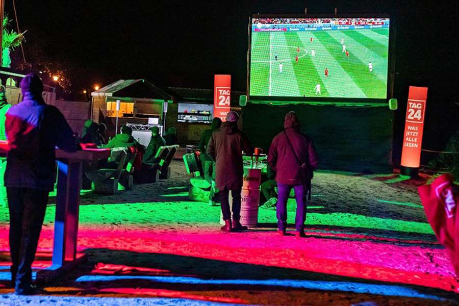 Torcedores enfrentando o frio para ver o jogo em Magdeburg, Alemanha