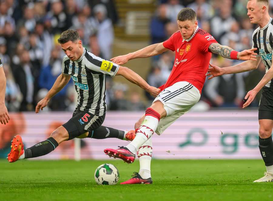 United's Weghorst in actie tegen Newcastle United op 26 februari