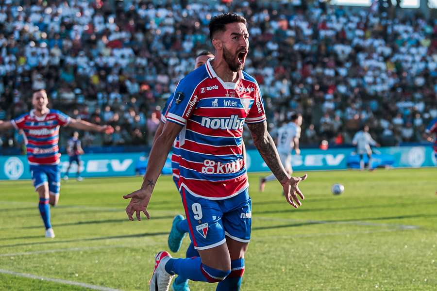 Lucero comemora gol do Fortaleza no tempo normal