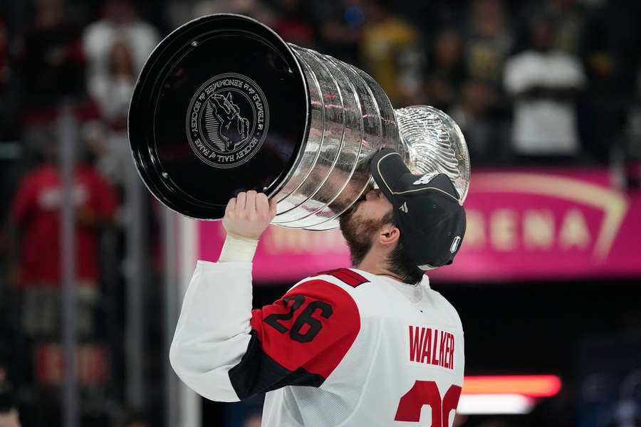 Sean Walker (Carolina Hurricanes) mit dem Stanley Cup Sean Walker (Carolina Hurricanes) mit dem Stanley Cup