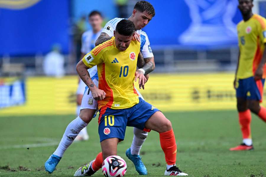 James Rodríguez y Enzo Fernández 